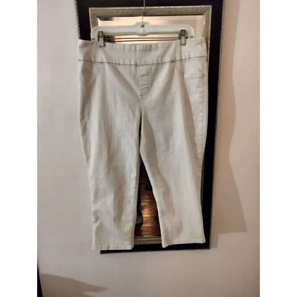 Chico's Plus Size Pull On Capris - Picture 2 of 8